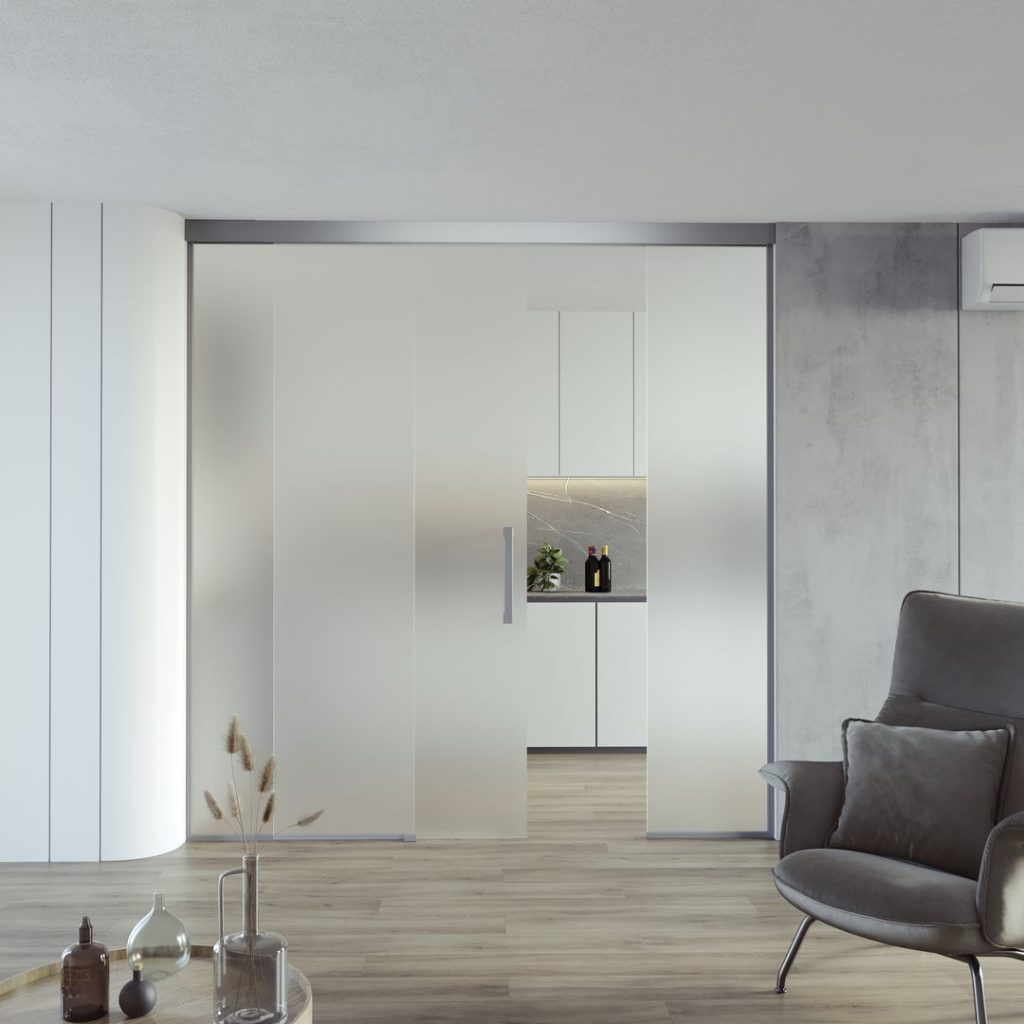 Sklenena_stena_posuvna_Model_steny_C_posuvne_dvere_SAPGLASS_sklo_Satinato_bile_antiscratch_madlo_Entero_posuv_SMART_SOFT_fullhd Stilvolle Glastrennwand für Büro und Wohnen