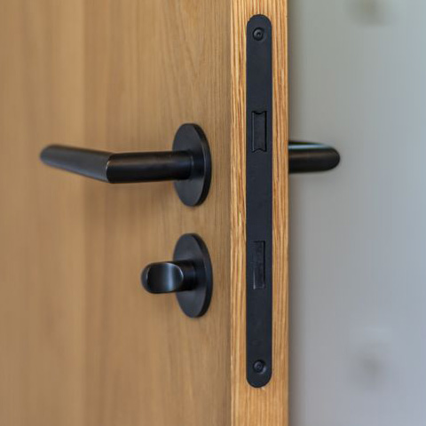 Stumpf einschlagende Türen