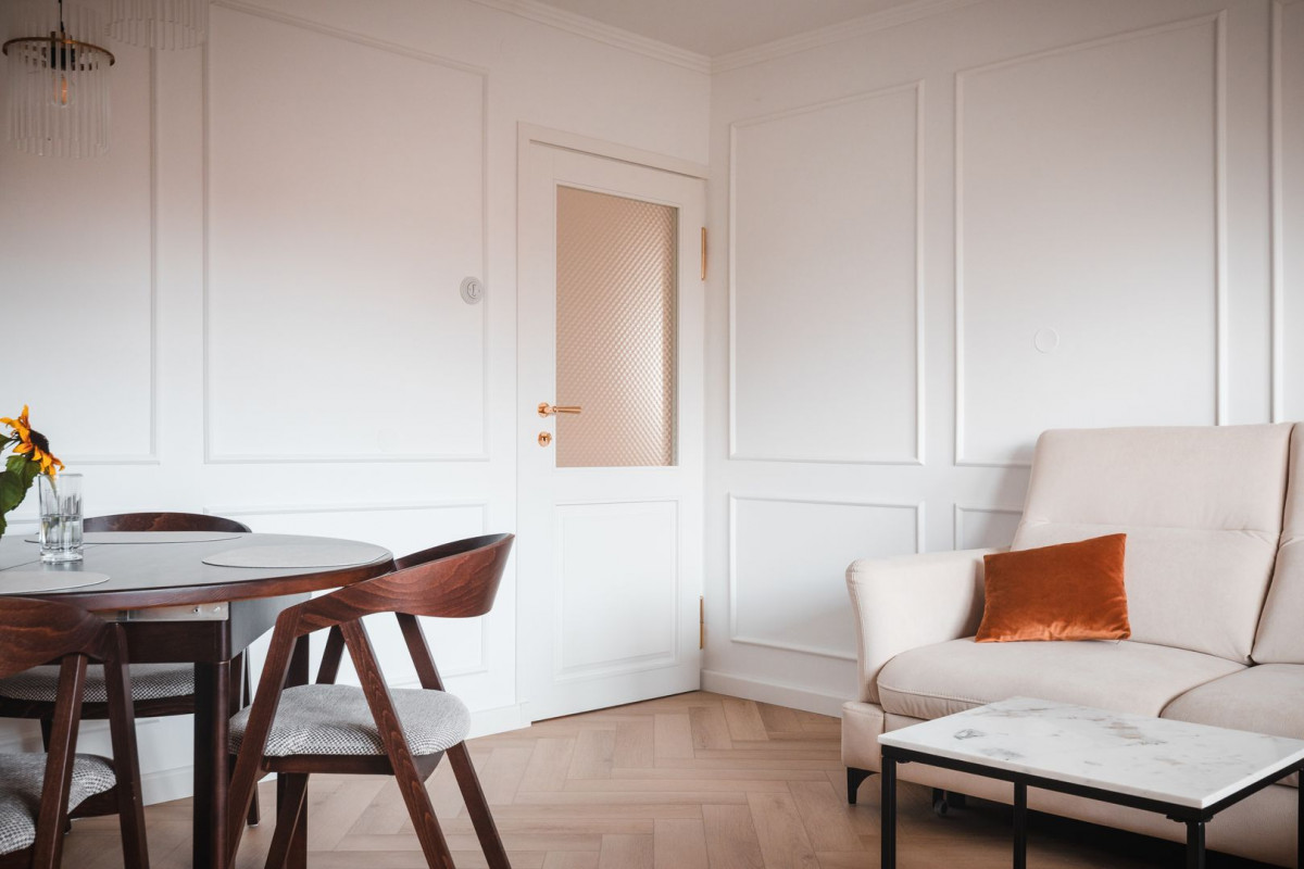 Essbereich mit Kassettentür und Messingdetails